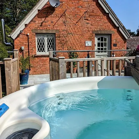 The Coach House Apartment At Cefn Tilla Court, Usk Extérieur photo