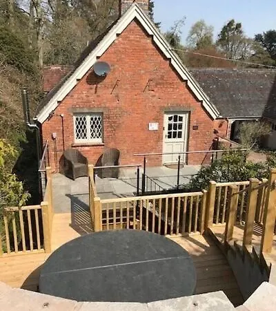 The Coach House Apartment At Cefn Tilla Court, Usk Extérieur photo